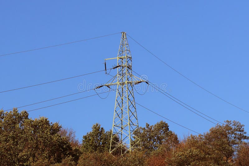 Pré d'été dans les rayons du soleil avec un nuage noir et une ligne électrique imminents Changement de temps Tempête un jour enso photographie stock libre de droits Pré d'été dans les rayons du soleil avec un nuage noir et une ligne électrique imminents Changement de temps Tempête un jour enso photographie stock libre de droits