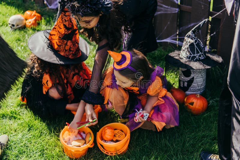 Préadolescentes en costumes d'halloween prenant image stock