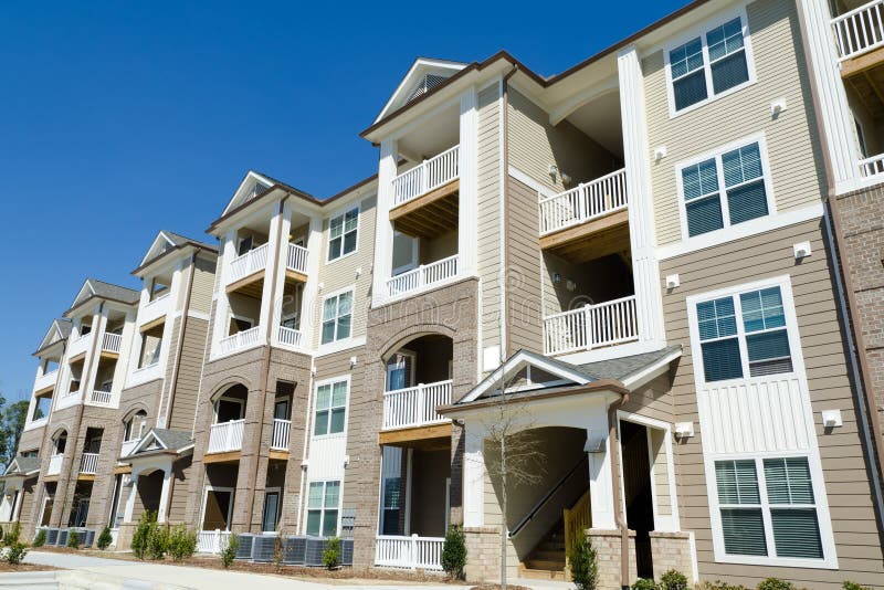 Prédio de apartamentos novo na área suburbana foto de stock royalty free Prédio de apartamentos novo na área suburbana foto de stock royalty free