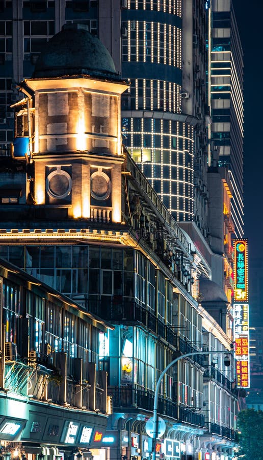 Prédio iluminado em meio a uma rua em chamas misturando antiguidade com modernidade imagens de stock