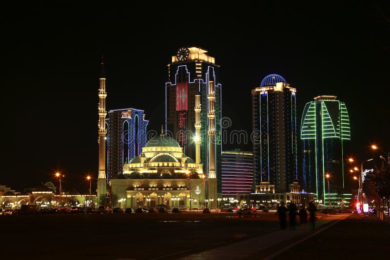 Prédios da cidade de Grozny e um coração da mesquita de Chechnya
