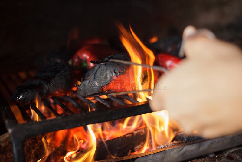 Préparant la délicatesse Ajvar du Balkan traditionnel, grillant le paprika sur une flamme nue photographie stock libre de droits Préparant la délicatesse Ajvar du Balkan traditionnel, grillant le paprika sur une flamme nue photographie stock libre de droits