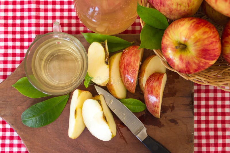 Préparation artisanale de vinaigre de cidre organique sain de pomme photos stock Préparation artisanale de vinaigre de cidre organique sain de pomme photos stock