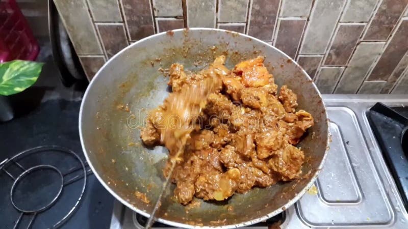 Préparation du curry de mouton de signification de kasha de mouton ou de la sauce au jus épicée de mouton dans le style indien pur