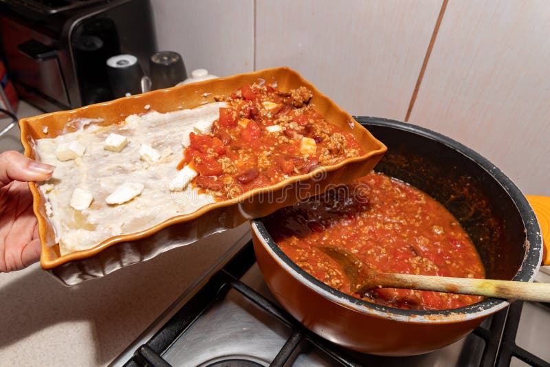 Préparation du lasagne dans une cuisine à la maison Cuisson des repas faits maison pour le ménage image libre de droits Préparation du lasagne dans une cuisine à la maison Cuisson des repas faits maison pour le ménage image libre de droits