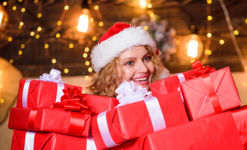 Préparation surprise. conseils comment économiser de l'argent sur les achats de noël. femme heureuse tenir des boîtes cadeaux. don photos stock