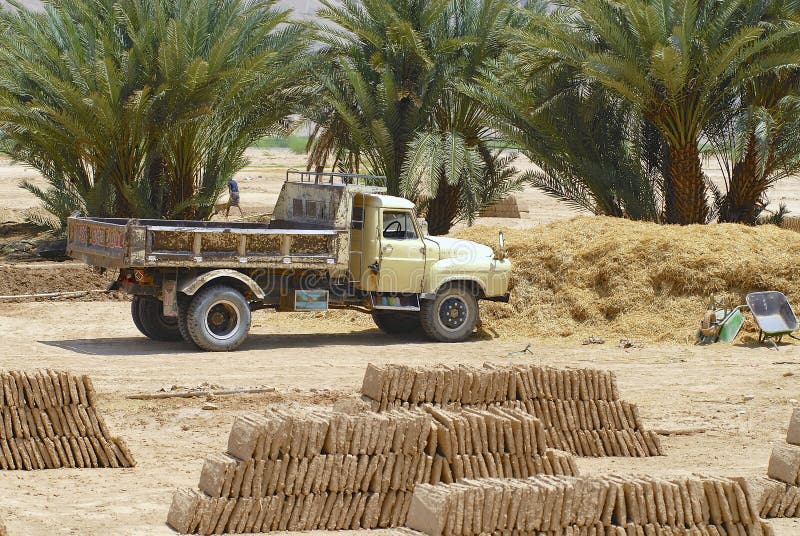 Préparez pour charger le camion garé à l'usine de brique de boue dans Shibam, Yémen photographie stock Préparez pour charger le camion garé à l'usine de brique de boue dans Shibam, Yémen photographie stock
