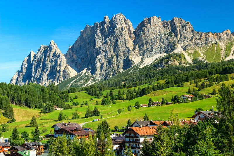 Prés verts et hautes montagnes au-dessus d'ampezzo de Cortina D, Italie