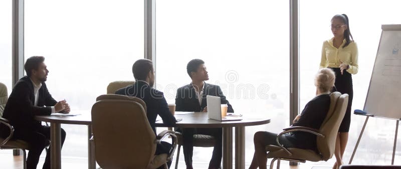 Présentateur asiatique d'entraîneur parlant à l'équipe diverse lors de la réunion de groupe image libre de droits