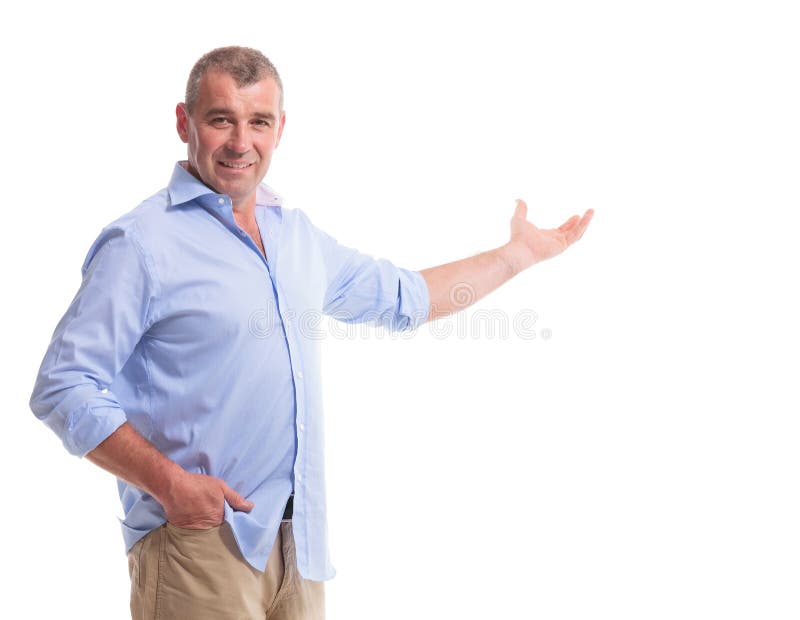 Présentation d'homme âgée par milieu occasionnel images stock Présentation d'homme âgée par milieu occasionnel images stock