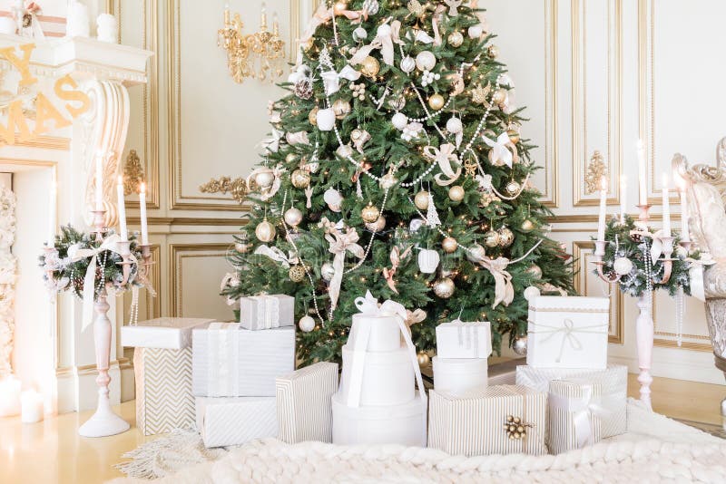 Présents sous l'arbre de Noël dans le salon Année de vacances de famille nouvelle à la maison photo stock Présents sous l'arbre de Noël dans le salon Année de vacances de famille nouvelle à la maison photo stock