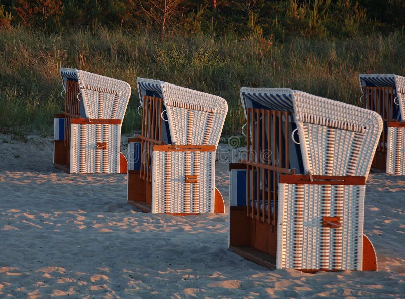 Présidences de plage en lumière de soirée images stock Présidences de plage en lumière de soirée images stock