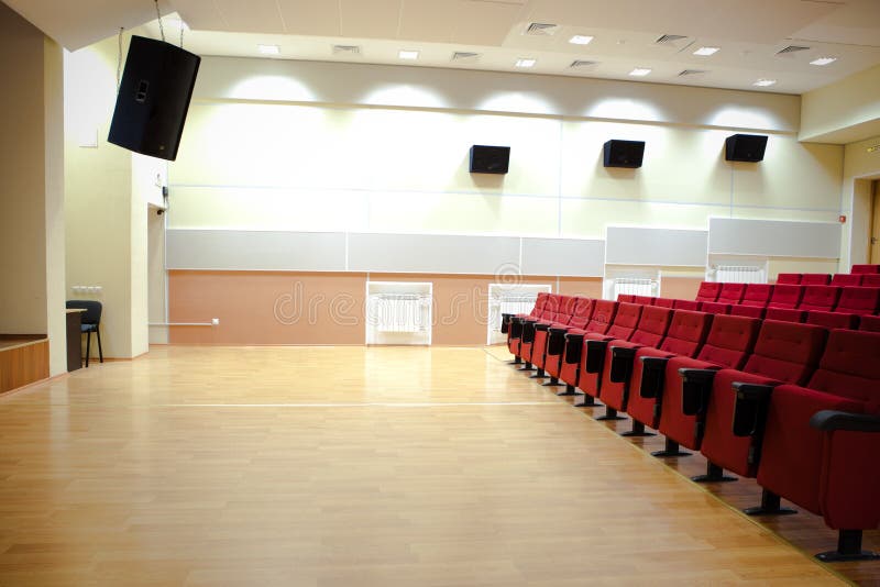 Présidences rouges dans le hall de cinéma photographie stock Présidences rouges dans le hall de cinéma photographie stock