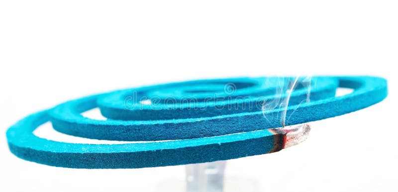 Prévention de concept de moustiques : Produits répulsifs de moustique de petit pain sur le fond blanc photos libres de droits Prévention de concept de moustiques : Produits répulsifs de moustique de petit pain sur le fond blanc photos libres de droits