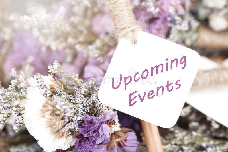 Próximo palavra dos eventos no cartão e no fundo roxo da flor Upcom imagens de stock