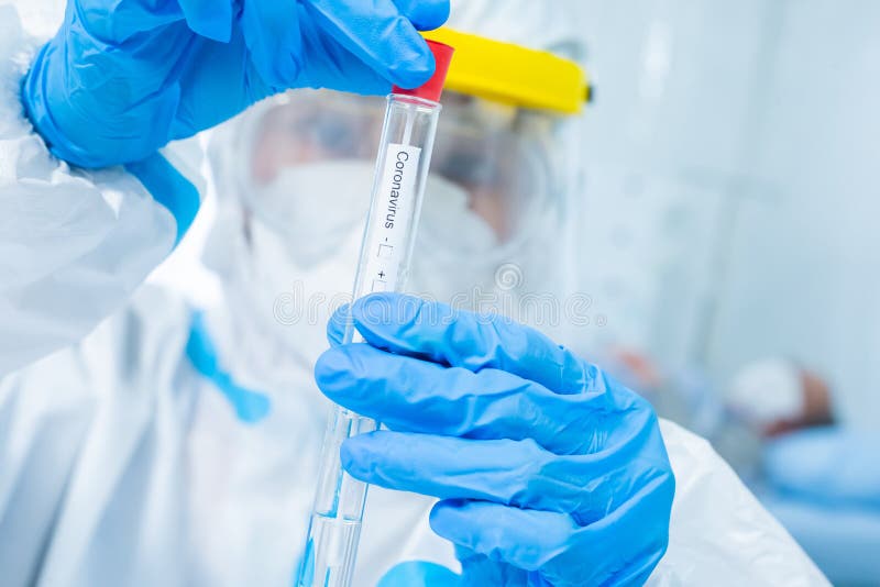 Prüfrohr mit Coronavirus-Prüfgerät lizenzfreies stockbild Prüfrohr mit Coronavirus-Prüfgerät lizenzfreies stockbild