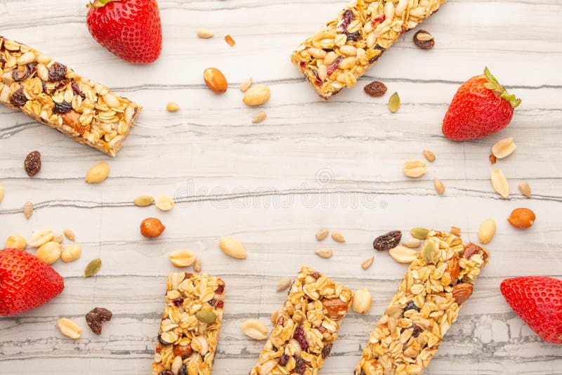 PrÄ™ty Granola z orzechami i truskawkami na lekkim tle z miejscem do projektowania, fotografiÄ… poziomÄ…, dietÄ…, odpowiednim odż zdjęcia royalty free PrÄ™ty Granola z orzechami i truskawkami na lekkim tle z miejscem do projektowania, fotografiÄ… poziomÄ…, dietÄ…, odpowiednim odż zdjęcia royalty free