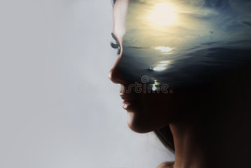 Psicoanálisis y meditación, concepto Perfil de una mujer joven y de una puesta del sol sobre el océano, la calma y la salud menta fotografía de archivo