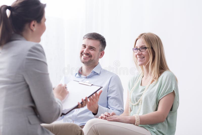 Psicoterapeuta che riempie in questionario sulla sessione di psicoterapia fotografie stock libere da diritti Psicoterapeuta che riempie in questionario sulla sessione di psicoterapia fotografie stock libere da diritti