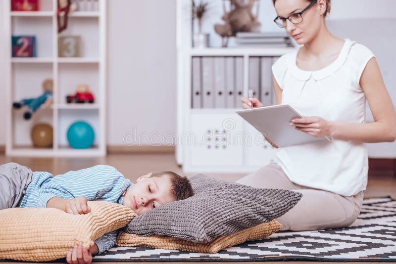 Psicoterapeuta e ragazzo addormentato immagini stock libere da diritti Psicoterapeuta e ragazzo addormentato immagini stock libere da diritti