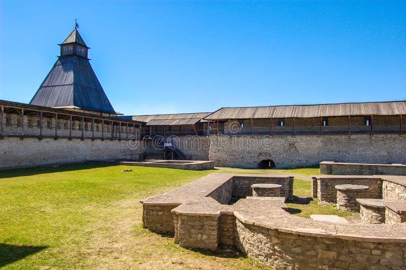 pskov russia Pskov Kreml, sikt av borggården royaltyfria bilder pskov russia Pskov Kreml, sikt av borggården royaltyfria bilder