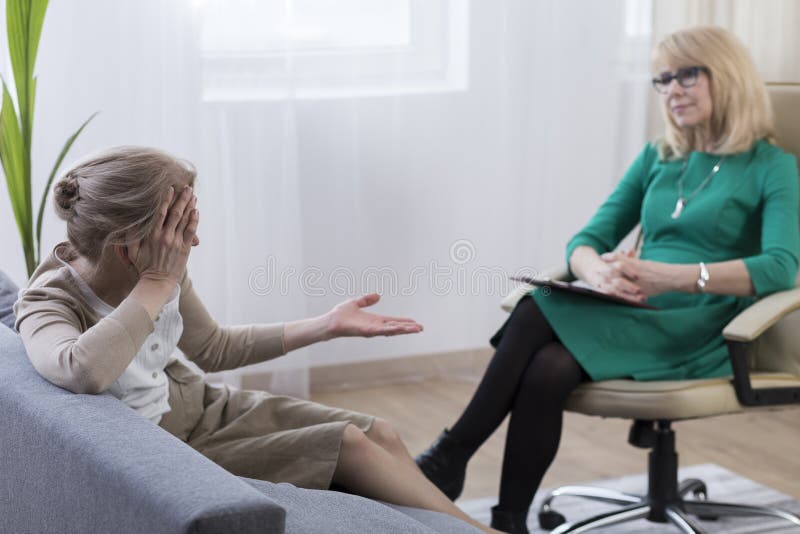 Psychiatre de visite de femme âgée par milieu image stock Psychiatre de visite de femme âgée par milieu image stock