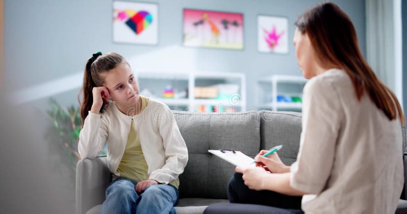 Psychiatre réconfortant tristement enfant TDAH pendant la thérapie de counselling image stock