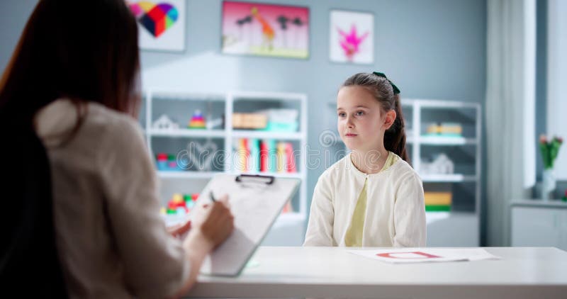 Psychiatrique travailleur social traitant un enfant patient image stock