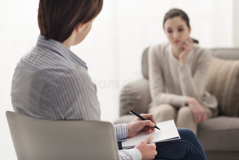 Psychologe, der auf ihren Patienten hört lizenzfreies stockbild Psychologe, der auf ihren Patienten hört lizenzfreies stockbild