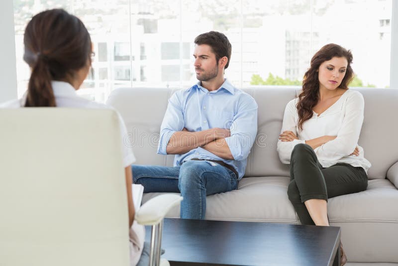 Psychologe, der einem Paar mit Verhältnis-Schwierigkeiten hilft lizenzfreies stockfoto Psychologe, der einem Paar mit Verhältnis-Schwierigkeiten hilft lizenzfreies stockfoto