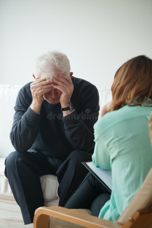 Psychologische Hilfe für Pensionär lizenzfreie stockbilder Psychologische Hilfe für Pensionär lizenzfreie stockbilder