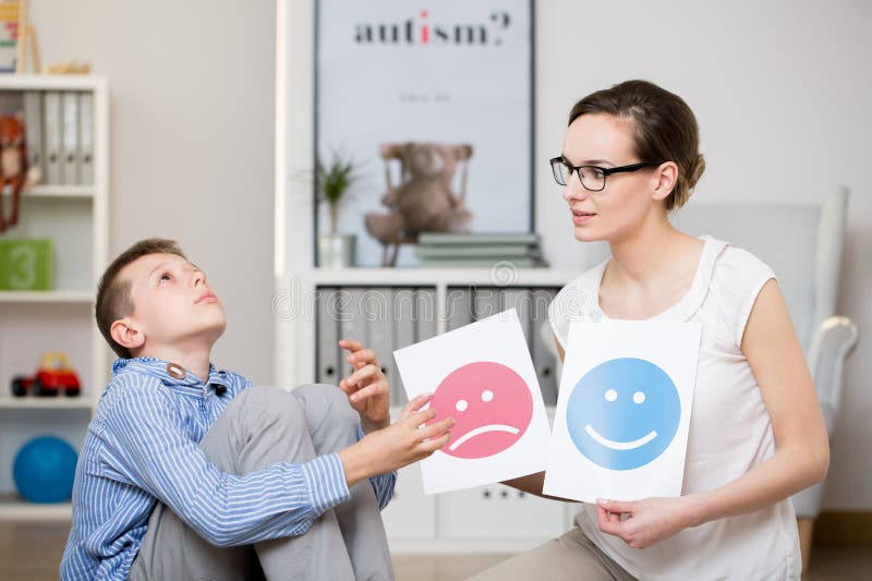 Profesionalmente Un psicólogo en negocios autista chico en su oficina.