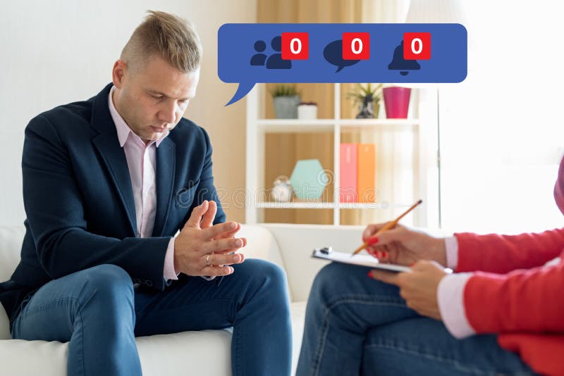 Psychologue de visite et sentiment d'homme déprimés au sujet de son impopularité sur des médias sociaux photographie stock libre de droits Psychologue de visite et sentiment d'homme déprimés au sujet de son impopularité sur des médias sociaux photographie stock libre de droits