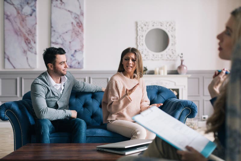 Psychologue professionnel conduisant une consultation images stock Psychologue professionnel conduisant une consultation images stock