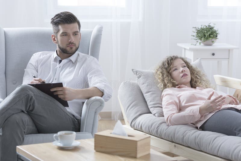 Psychotherapeut, der auf traurige Frau hört lizenzfreie stockfotografie Psychotherapeut, der auf traurige Frau hört lizenzfreie stockfotografie