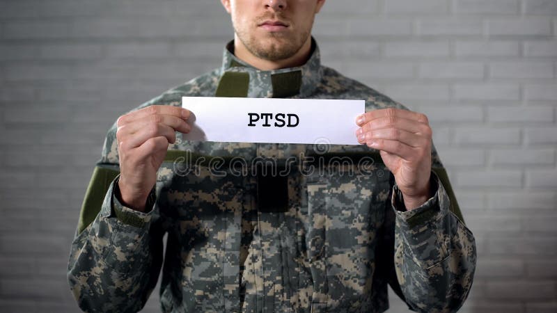 PTSD scritto sulle mani del soldato maschio, disordine post - traumatico, salute del segno dentro immagini stock libere da diritti PTSD scritto sulle mani del soldato maschio, disordine post - traumatico, salute del segno dentro immagini stock libere da diritti