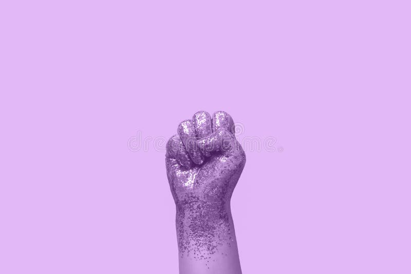 Puño De Mujer Cubierto De Brillo Morado Sobre Fondo Violeta Imagen de  archivo - Imagen de concepto, hembra: 203440377