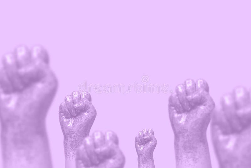 Puños De Mujer Cubiertos De Brillo Púrpura En Tono Violeta De Fondo Imagen  de archivo - Imagen de fuerza, triunfo: 203440297