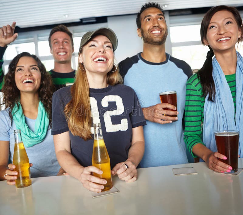Pub football y grupo de fans con cerveza viendo partidos deportivos con felicidad por ganar gol. Apoyan el alcohol y foto de archivo