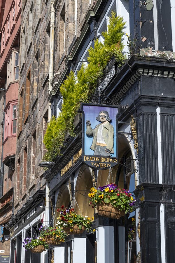 Pub sign deacon brodies tavern royal mile edinburgh fotografía de archivo