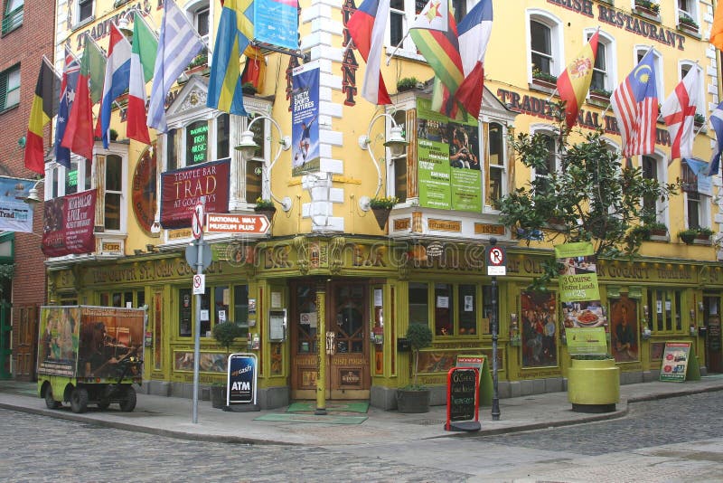 Pub w świątynia baru okręgu w Dublin Irlandia z Europejskimi flaga fotografia stock Pub w świątynia baru okręgu w Dublin Irlandia z Europejskimi flaga fotografia stock