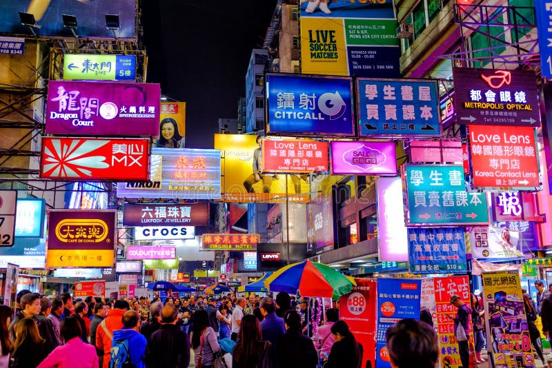 Pubblicità al neon in Hong Kong al crepuscolo