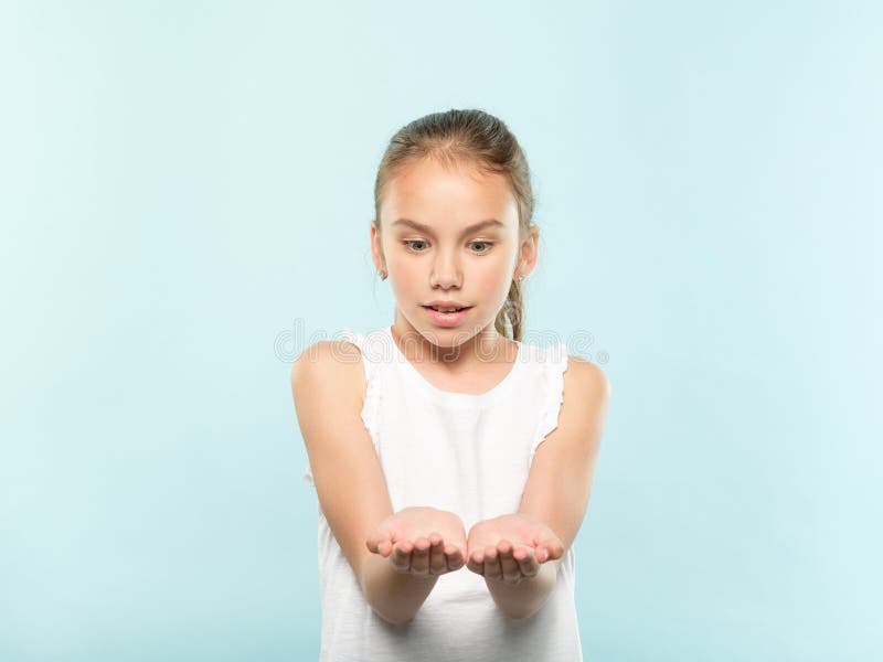 Pubblicità vuota incantata della mano della tenuta della ragazza fotografia stock libera da diritti Pubblicità vuota incantata della mano della tenuta della ragazza fotografia stock libera da diritti