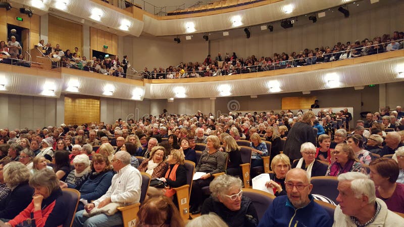 Pubblico che riempie la costruzione a Sydney in cui hanno molti recital di concerto, Sydney, NSW, Australia fotografia stock Pubblico che riempie la costruzione a Sydney in cui hanno molti recital di concerto, Sydney, NSW, Australia fotografia stock