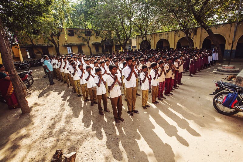 ' public school ' indiana, bambini in uniformi scolastichi che accolgono nuovo giorno fotografia stock ' public school ' indiana, bambini in uniformi scolastichi che accolgono nuovo giorno fotografia stock