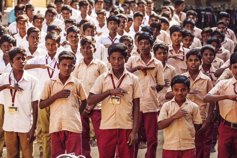 ' public school ' indiana, bambini in uniformi scolastichi che accolgono nuovo giorno immagini stock libere da diritti ' public school ' indiana, bambini in uniformi scolastichi che accolgono nuovo giorno immagini stock libere da diritti
