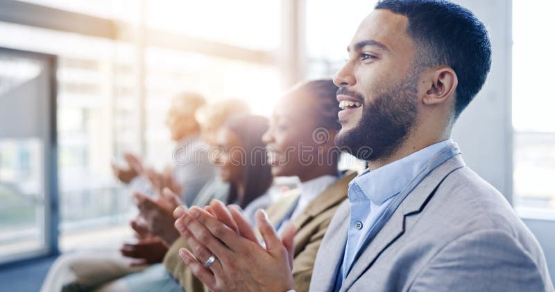 Publikum und Team Applaus für das Treffen Erfolg Glückwünsche oder Lob in Workshop oder Konferenz lizenzfreies stockfoto
