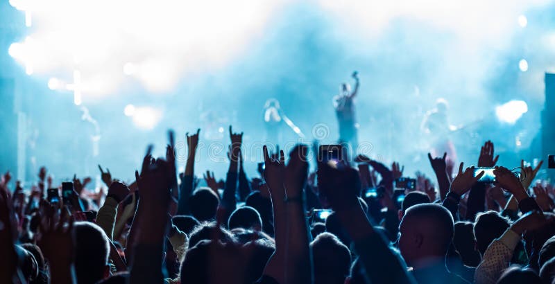 Publikumsmengenleute heben die Hände genießen Live-Musik-Festival-Konzertereignis an