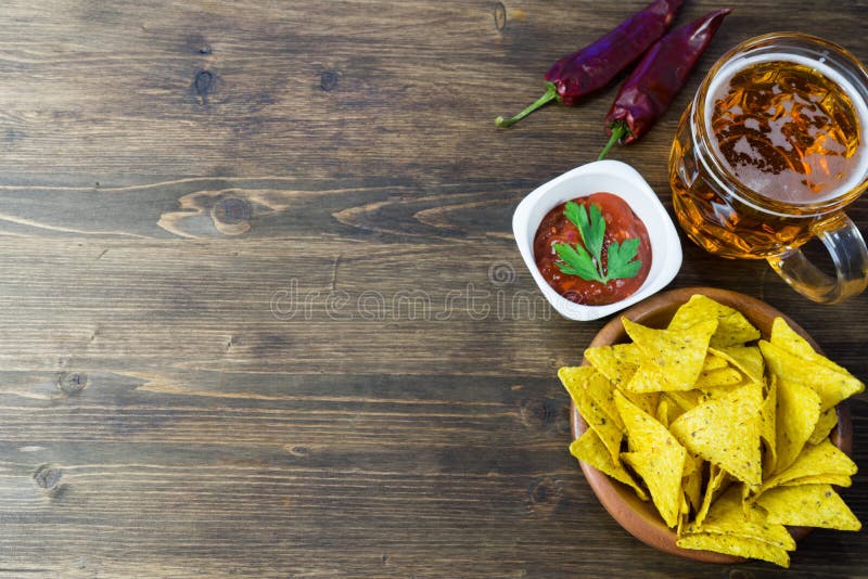 Puces de maïs de Nachos avec le Salsa classique de tomate La bière froide fraîche est parfaite avec les casse-croûte savoureux