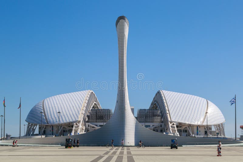 Puchar Olimpijski płomień na tle Fisht stadium na kwadracie nagradza zwycięzców medalu plac zdjęcie stock Puchar Olimpijski płomień na tle Fisht stadium na kwadracie nagradza zwycięzców medalu plac zdjęcie stock